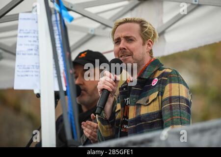 Londres, Royaume-Uni. 8 Mars 2020. Ricky Wilson (Kaiser Chiefs) divertit la foule qui participe à la Journée internationale de la femme du 4 mars. Cette année, l'événement célèbre le pouvoir et la passion des femmes et des filles qui sont en première ligne pour répondre au changement climatique. La promenade à travers le centre de Londres de Whitehall Place se termine par un rassemblement sur la place du Parlement. Crédit: Stephen Chung / Alay Live News Banque D'Images