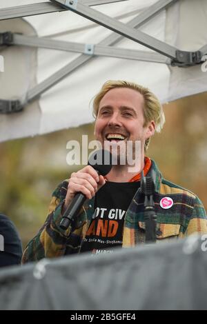 Londres, Royaume-Uni. 8 Mars 2020. Ricky Wilson (Kaiser Chiefs) divertit la foule qui participe à la Journée internationale de la femme du 4 mars. Cette année, l'événement célèbre le pouvoir et la passion des femmes et des filles qui sont en première ligne pour répondre au changement climatique. La promenade à travers le centre de Londres de Whitehall Place se termine par un rassemblement sur la place du Parlement. Crédit: Stephen Chung / Alay Live News Banque D'Images