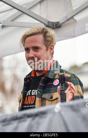 Londres, Royaume-Uni. 8 Mars 2020. Ricky Wilson (Kaiser Chiefs) divertit la foule qui participe à la Journée internationale de la femme du 4 mars. Cette année, l'événement célèbre le pouvoir et la passion des femmes et des filles qui sont en première ligne pour répondre au changement climatique. La promenade à travers le centre de Londres de Whitehall Place se termine par un rassemblement sur la place du Parlement. Crédit: Stephen Chung / Alay Live News Banque D'Images