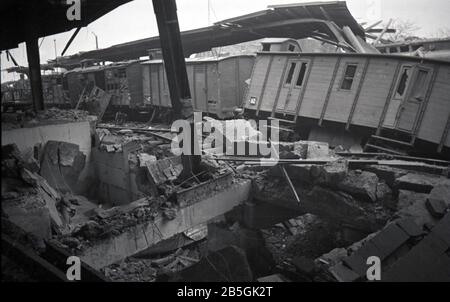 Bombenangriff / Bombernacht auf deutschen Bahnhof / bombardement nuit à la gare allemande Banque D'Images