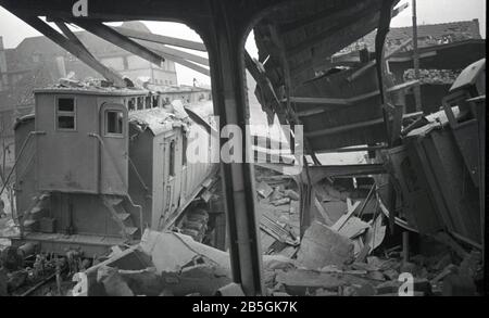 Bombenangriff / Bombernacht auf deutschen Bahnhof / bombardement nuit à la gare allemande Banque D'Images
