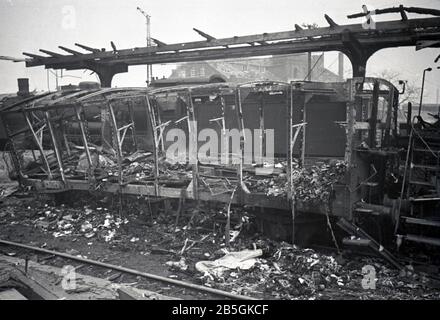 Bombenangriff / Bombernacht auf deutschen Bahnhof / bombardement nuit à la gare allemande Banque D'Images