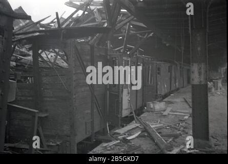 Bombenangriff / Bombernacht auf deutschen Bahnhof / bombardement nuit à la gare allemande Banque D'Images