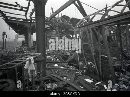 Bombenangriff / Bombernacht auf deutschen Bahnhof / bombardement nuit à la gare allemande Banque D'Images