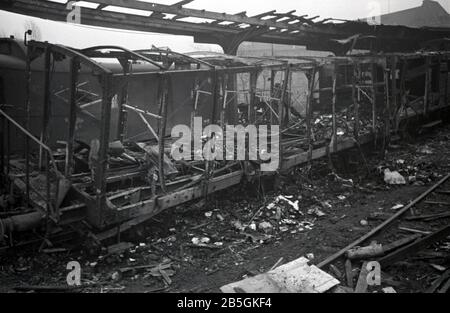 Bombenangriff / Bombernacht auf deutschen Bahnhof / bombardement nuit à la gare allemande Banque D'Images