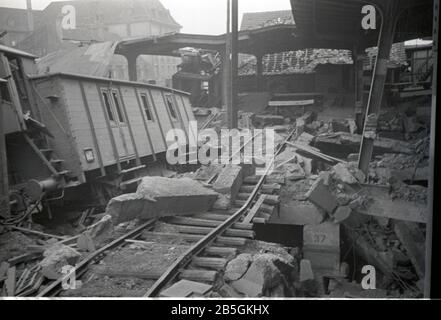 Bombenangriff / Bombernacht auf deutschen Bahnhof / bombardement nuit à la gare allemande Banque D'Images