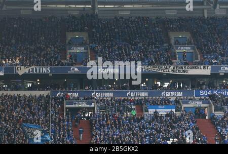 Gelsenkrichen, Allemagne. 04 mars 2020. FIRO: 07.03.2020 Football, Football: 1. Bundesliga, saison 2019/2020 FC Schalke 04 - TSG Hoffenheim 1: 1 fans, ventilateur, courbe de ventilateur, bannière, transparent, lettrage, protestation, affiche, affiches, replié | usage dans le monde crédit: DPA/Alay Live News Banque D'Images