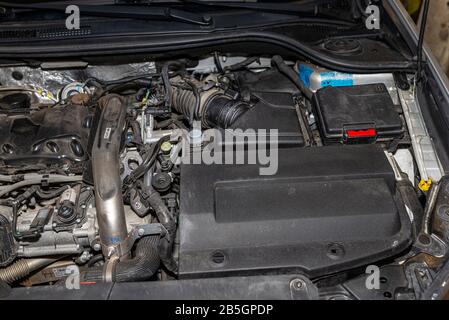 Bonn, Allemagne 3 Mars 2020. Compartiment moteur pour Renault Laguna 3 Grandtour voiture passager dans la caisse de wagon de la station. Moteur diesel avec 150 chevaux, Banque D'Images