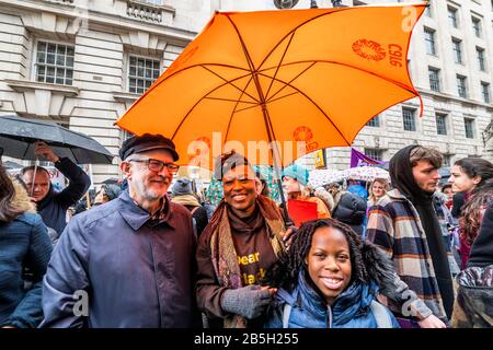 Londres, Royaume-Uni. 8 mars 2020. Jeremy Corbyn et le Dr Shola Mos-Shogbamimu - #March4Women 2020, une marche et un rassemblement à Londres pour célébrer la Journée internationale de la femme et le pouvoir et la passion des femmes et des filles qui sont en première ligne pour répondre au changement climatique. Organisée par Care International la marche a commencé à Whitehall et s'est terminée par un rassemblement sur la place du Parlement. Care International travaille dans le monde entier pour sauver des vies, vaincre la pauvreté et parvenir à la justice sociale et #March4Women est un mouvement mondial pour l'égalité entre les sexes. Crédit: Guy Bell/Alay Live News Banque D'Images