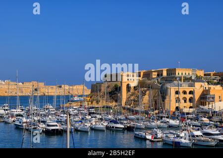 Kalkara marina et ville sur l'île de Malte en mer Méditerranée, situé dans le Grand port avec la ville de la Valette à l'extrémité Banque D'Images