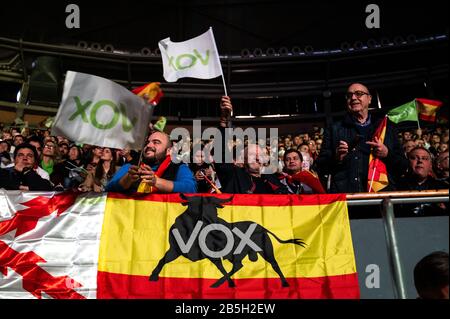 Madrid, Espagne. 8 mars 2020. Madrid, Espagne. 8 Mars 2020. Les partisans du parti d'extrême droite VOX ont renoncé aux drapeaux lors du rallye "Vistalegre III", coïncidant avec la Journée internationale de la femme. Crédit: Marcos Del Mazo/Alay Live News Banque D'Images