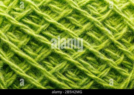 Fils de laine gros filets verts colorés pour le besoin en macro. Tissu de texture d'arrière-plan pour tricoter l'aiguille. Fils de laine plein écran. Banque D'Images