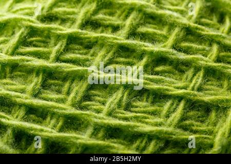 Fils de laine gros filets verts colorés pour le besoin en macro. Tissu de texture d'arrière-plan pour tricoter l'aiguille. Fils de laine plein écran. Banque D'Images