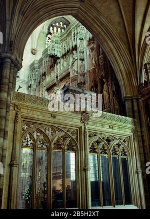 Cathédrale de Winchester, Hampshire, Angleterre, Royaume-Uni: Écrans de Presbytère surmontés d'un coffre mortuaire regardant ne au grand Écran du Haut-Autel. Banque D'Images