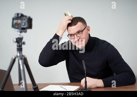 homme filmant un blog vidéo sur l'appareil photo avec trépied pour les abonnés en ligne. Dans les médias sociaux, influence, nouvelle technologie et concept Internet Banque D'Images