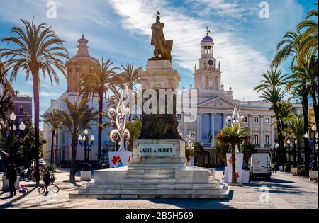 Cadix / Espagne - 22 décembre 1014: Vue sur la Plaza de San Juan de Dios avec la statue de Cadix politicien Segismundo Moret et la vieille mairie. Banque D'Images