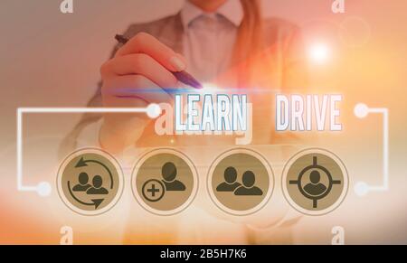 Main conceptuel écrit, indiquant en savoir conduire. Signification du concept d'acquérir des connaissances ou des compétences dans la conduite d'un véhicule à moteur Banque D'Images