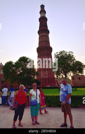 Vieux Delhi, Inde - 6 Novembre 2019:Tourisme en soirée lumière du soleil dans la Tour Qutb Minar Banque D'Images