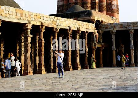 Vieux Delhi, Inde - 6 novembre 2019:Tourisme prenant des photos dans la Tour Qutb Minar Banque D'Images