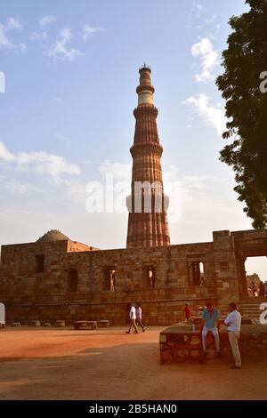 Vieux Delhi, Inde - 6 Novembre 2019:Tourisme en soirée lumière du soleil dans la Tour Qutb Minar Banque D'Images