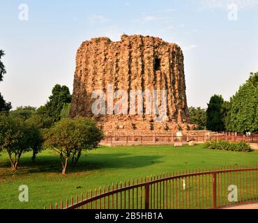 Vieux Delhi, Inde - 6 novembre 2019:ruines d'une deuxième tour à la Tour Qutb Minar Banque D'Images