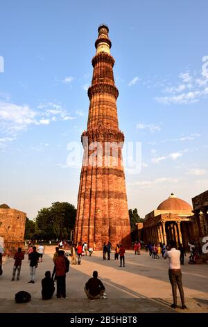 Vieux Delhi, Inde - 6 Novembre 2019:Tourisme en soirée lumière du soleil dans la Tour Qutb Minar Banque D'Images