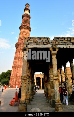 Vieux Delhi, Inde - 6 Novembre 2019:Tourisme en soirée lumière du soleil dans la Tour Qutb Minar Banque D'Images