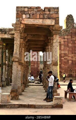 Vieux Delhi, Inde - 6 novembre 2019:Tourisme profitant du soleil du soir à la Tour Qutb Minar Banque D'Images