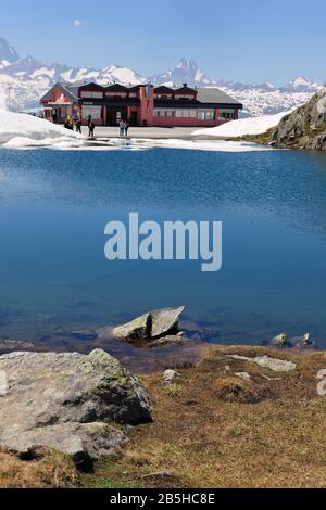 Col Nufenen, restaurant, petit lac, Finsteraarhorn (gauche), Lauteraarhorn (droite), Ulrichen, canton du Valais, Suisse, Europe / Nufenen P Banque D'Images