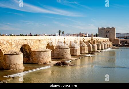 Cordoba, Espagne - 24 décembre 2014 : vue sur le pont romain, un pont en pierre qui s'étend sur la rivière Guadalquivir. Banque D'Images