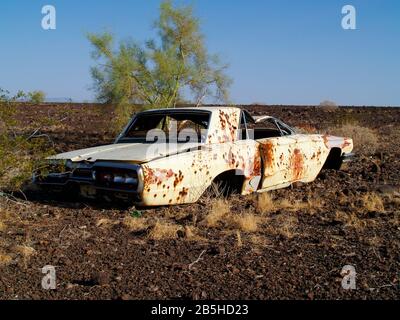 Une vieille voiture des années 1970 abandonnée dans une région éloignée de l'Arizona. Banque D'Images