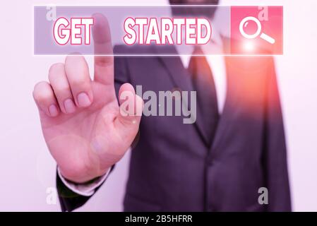 Signe texte montrant obtenir commencé. Photo d'objets américains commencent une période importante de l'un s'est la vie ou la carrière commencer une tâche Banque D'Images