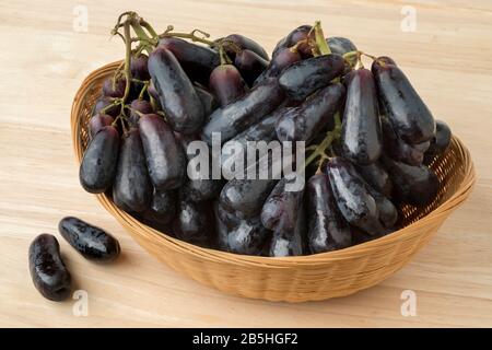Panier avec des raisins mûrs Sweet Sapphire gros vers le haut Banque D'Images