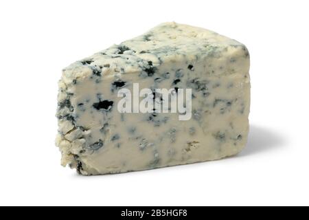 Coin de fromage bleu crémeux danois pour un en-cas proche isolé sur fond blanc Banque D'Images