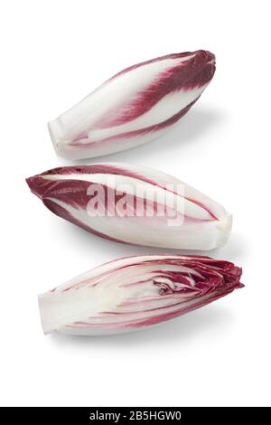 Radicchio rosso italien entier et demi brut isolé sur fond blanc Banque D'Images