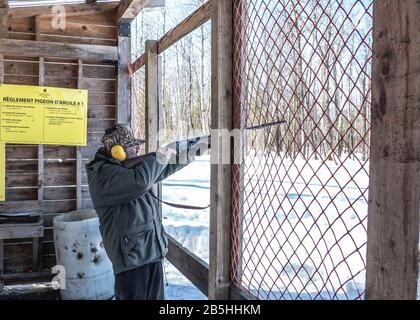 Tir de pigeons d'argile avec fusil de chasse pendant l'hiver Banque D'Images