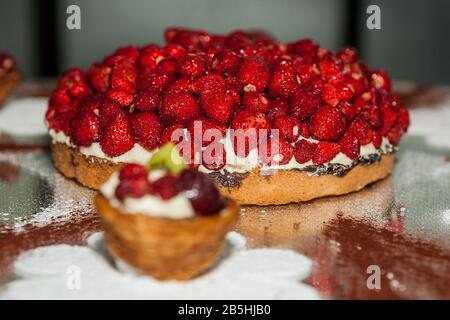 Gâteau aux fraises, gâteau Aux Fruits avec crème à la vanille, décoration de sucre à la fleur blanche. Banque D'Images