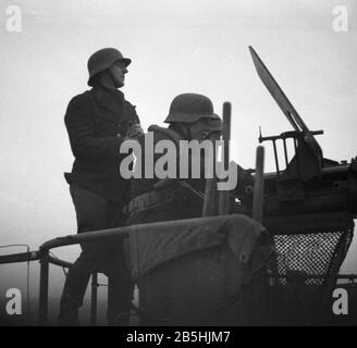 Kriegsfischkutter KFK Deutsche Kriegsmarine / Germany Navy War Fishing Cutter avec FLAK C/38 2 cm / 20 mm Zwilling Banque D'Images