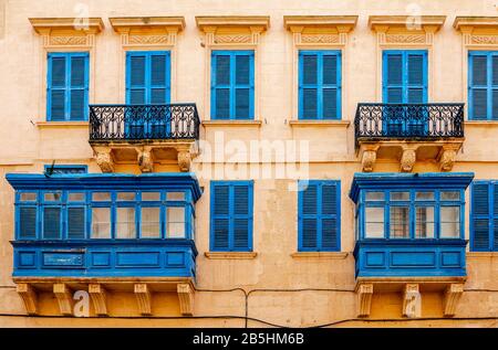 Une maison avec des balcons en bois colorés à la Valletta, Malte, typique de l'architecture maltaise traditionnelle. Banque D'Images