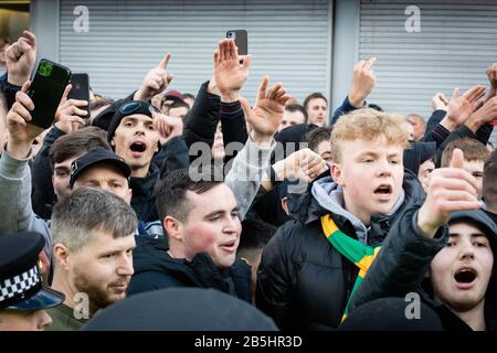 Manchester, Royaume-Uni. 8 mars 2020. Le deuxième derby de la saison voit Manchester City loin à Old Trafford où les supporters se réunissent depuis le début de l'après-midi. Crédit : Andy Barton/Alay Live News Banque D'Images