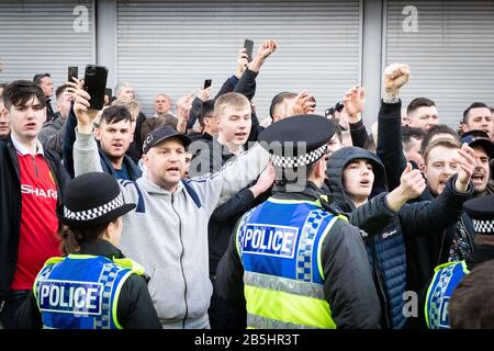 Manchester, Royaume-Uni. 8 mars 2020. Le deuxième derby de la saison voit Manchester City loin à Old Trafford où les supporters se réunissent depuis le début de l'après-midi. Crédit : Andy Barton/Alay Live News Banque D'Images