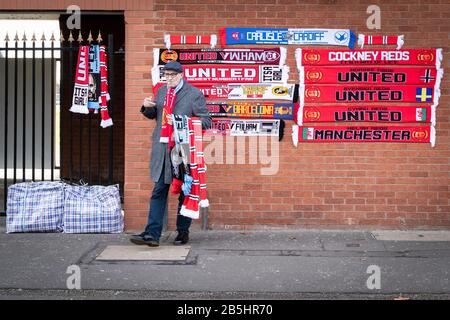 Manchester, Royaume-Uni. 8 mars 2020. Le deuxième derby de la saison voit Manchester City loin à Old Trafford où les supporters se réunissent depuis le début de l'après-midi. Crédit : Andy Barton/Alay Live News Banque D'Images