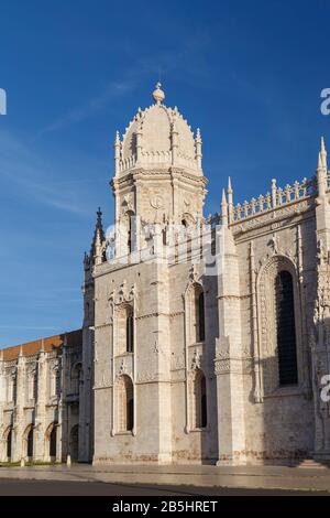 Vue sur l'historique Mosteiro dos Jeronimos (monastère de Jeronimos) à Belem, Lisbonne, Portugal, le matin ensoleillé. Banque D'Images