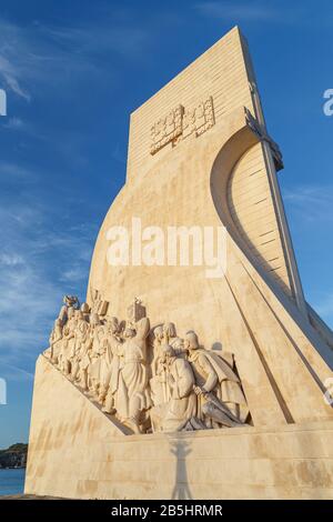 Padrao dos Descobrimentos (Monument des Découvertes) monument situé sur le bord du Tage, dans le quartier de Belém à Lisbonne, Portugal, dans la matinée. Banque D'Images