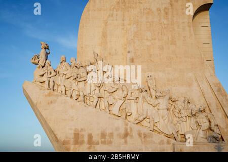 Détail de l'Padrao dos Descobrimentos (Monument des Découvertes) monument situé dans le quartier de Belém à Lisbonne, Portugal, dans la matinée. Banque D'Images