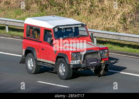 1996 Rouge BLANC Land Rover 90 Defender TDI ; circulation automobile, transport, véhicules modernes, berline, véhicules, véhicules, routes, moteurs, automobile sur l'autoroute Banque D'Images