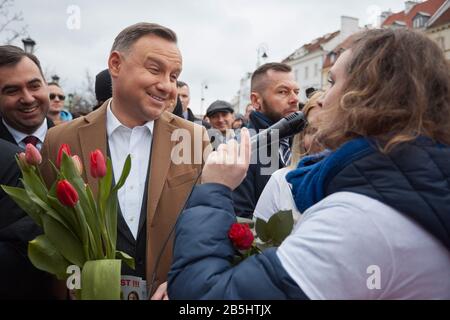 8 mars 2020, Varsovie, Pologne: Andrzej DUDA, président ou Pologne, présente en public des fleurs aux femmes à l'occasion de la Journée internationale de la femme. (Image De Crédit : © Hubert Mathis/Zuma Wire) Banque D'Images