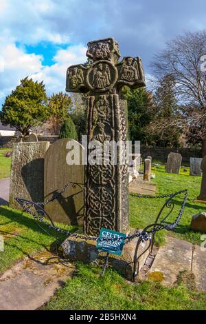 Croix Celtique Du 8ème Siècle, Église Paroissiale D'Eyam, Derbyshire Banque D'Images