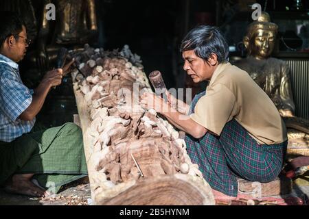 Carwing en bois, Mandalay, Myanmar, Asie Banque D'Images