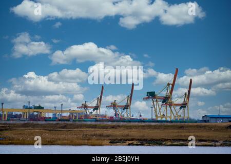 Grues De Chargement Dans Le Port Industriel. Banque D'Images